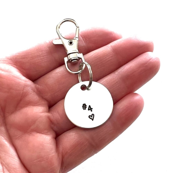 Personalized Sports Bag Tag Keychain Hand Stamped Heart Custom Men's Women's Jersey Number Team Jewelry Customized Name Metal Materials