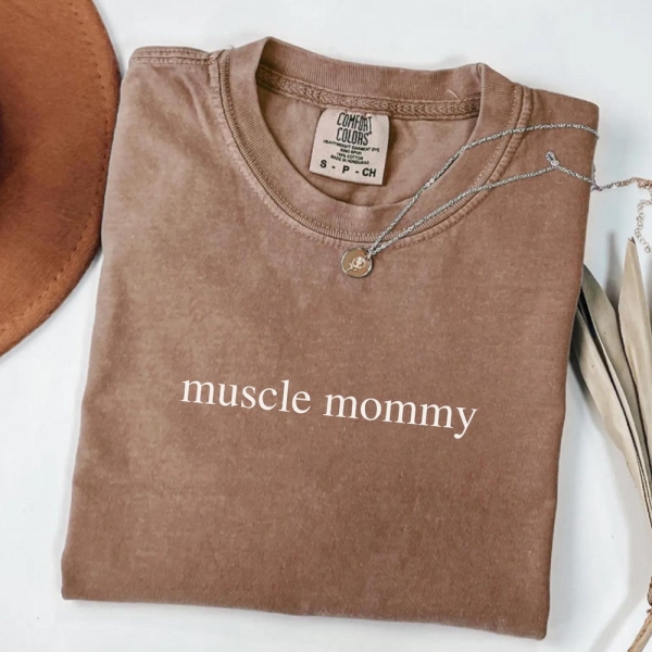 Comfort Colors® Muscle Mommy T-Shirt, Women's Pump Cover Gym Shirt, Workout Apparel, Lifting Shirt, Gym Girly Outfit, Fitness Gift for Her
